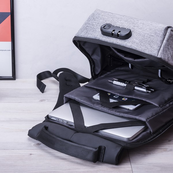 diebstahlsicherer-rucksack-mit-usb-und-fach-fur-tablet-und-laptop-145949